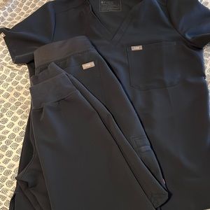 Figs zamora set in midnight blue pants size M top size S